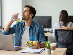 Tips Praktis Mengatur Gaya Hidup Sehat Bagi Pekerja Kantor Yang Sibuk